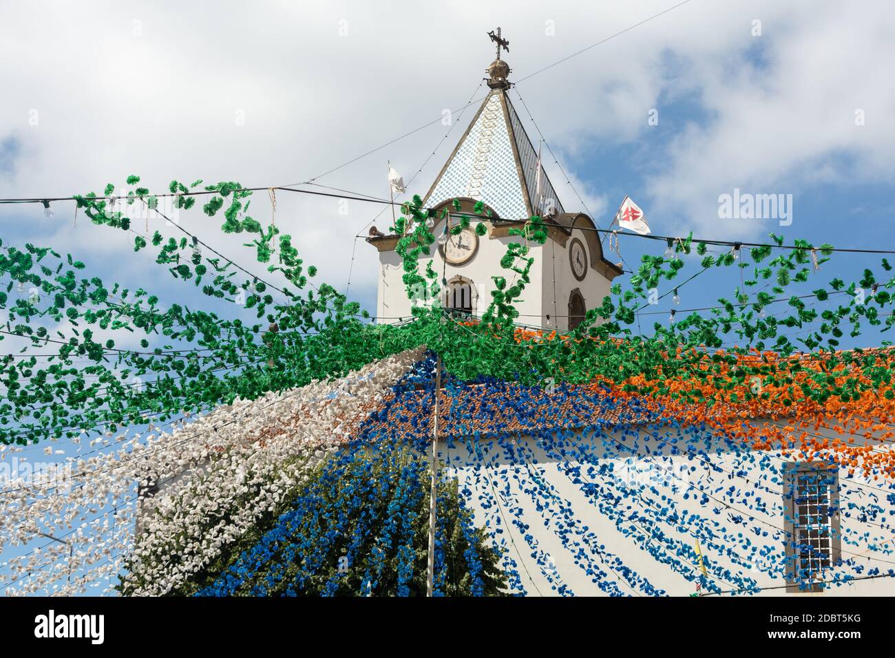 ESTREITO DE CAMARA DE LOBOS, PORTOGALLO - 10 SETTEMBRE 2016: Ghirlande, decorazioni di strada al Festival del vino di Madeira a Estreito de Camara de Lobos, Mad Foto Stock