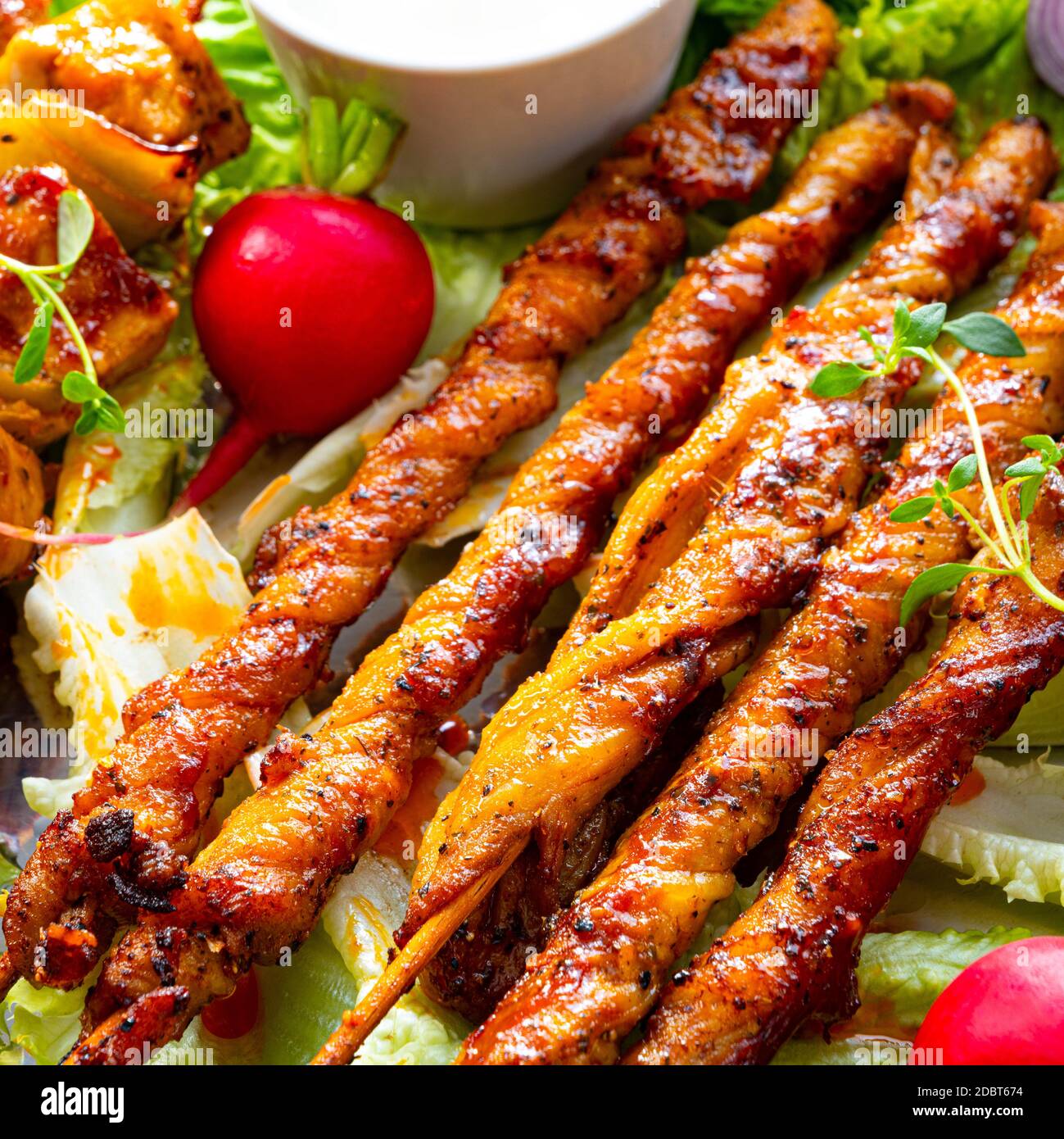 Szaszlyk alla griglia e riares di carne con insalata verde Foto Stock