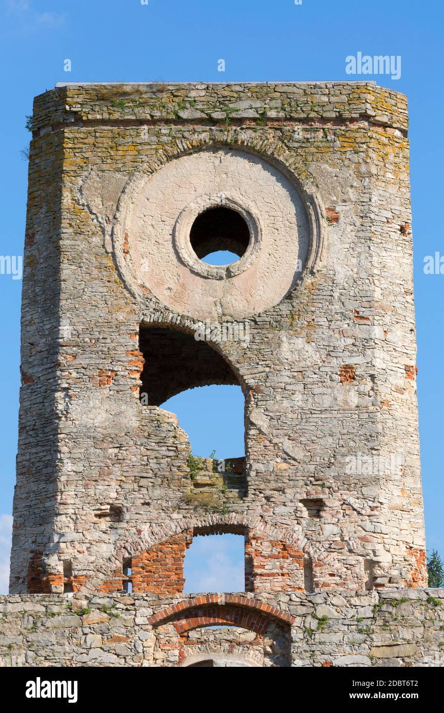 Ujazd, Polonia - 10 luglio 2020 : rovine del castello del 17 ° secolo Krzyztopor, palazzo in stile italiano a fortezza. È stato costruito da un nobile polacco e voi Foto Stock