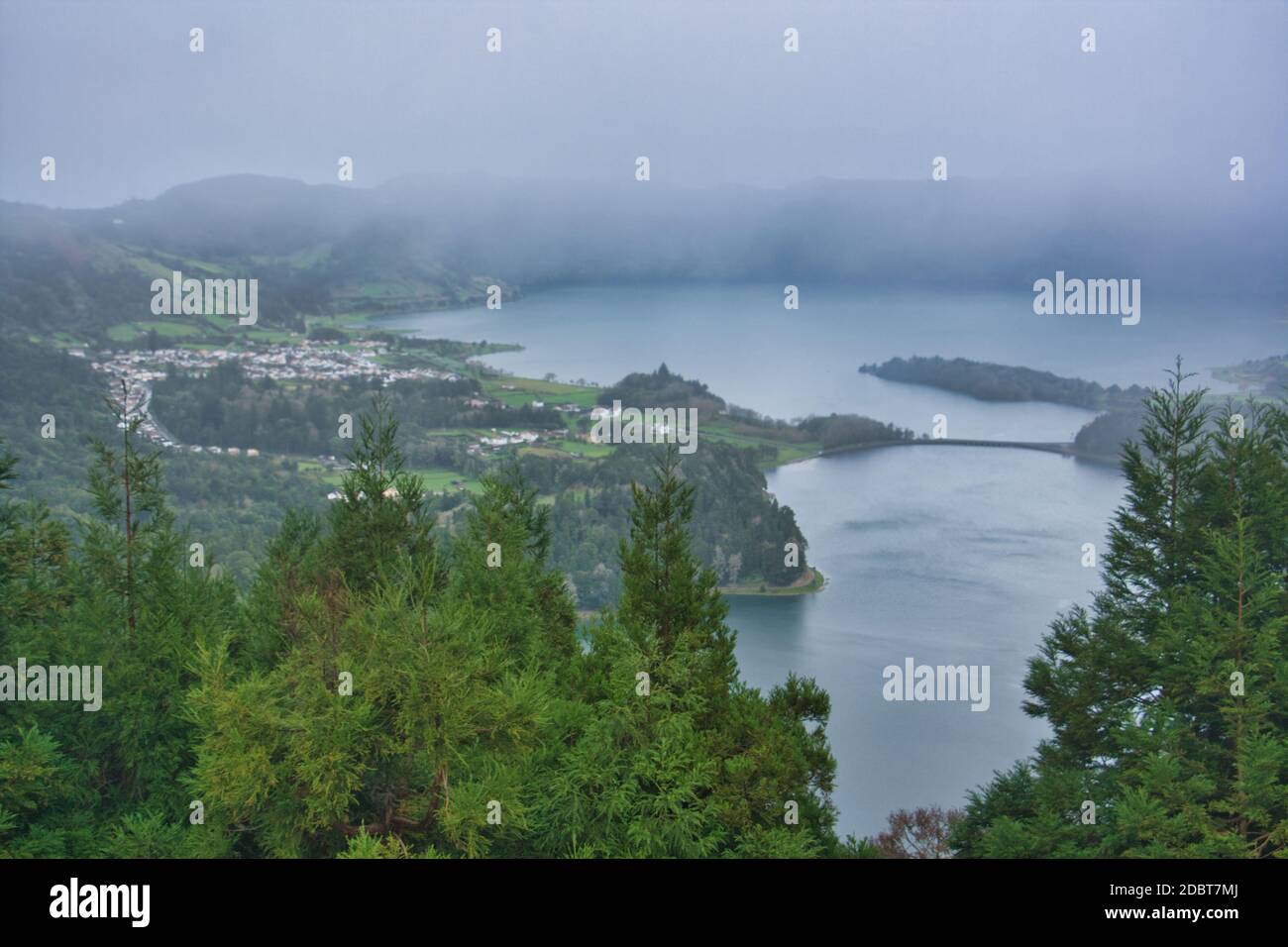 Vista pittoresca del lago di Sete Cidades (lago delle sette Città), un lago vulcanico sull'isola di Sao Miguel, Azzorre, Portogallo. Vista da Vista do Re Foto Stock
