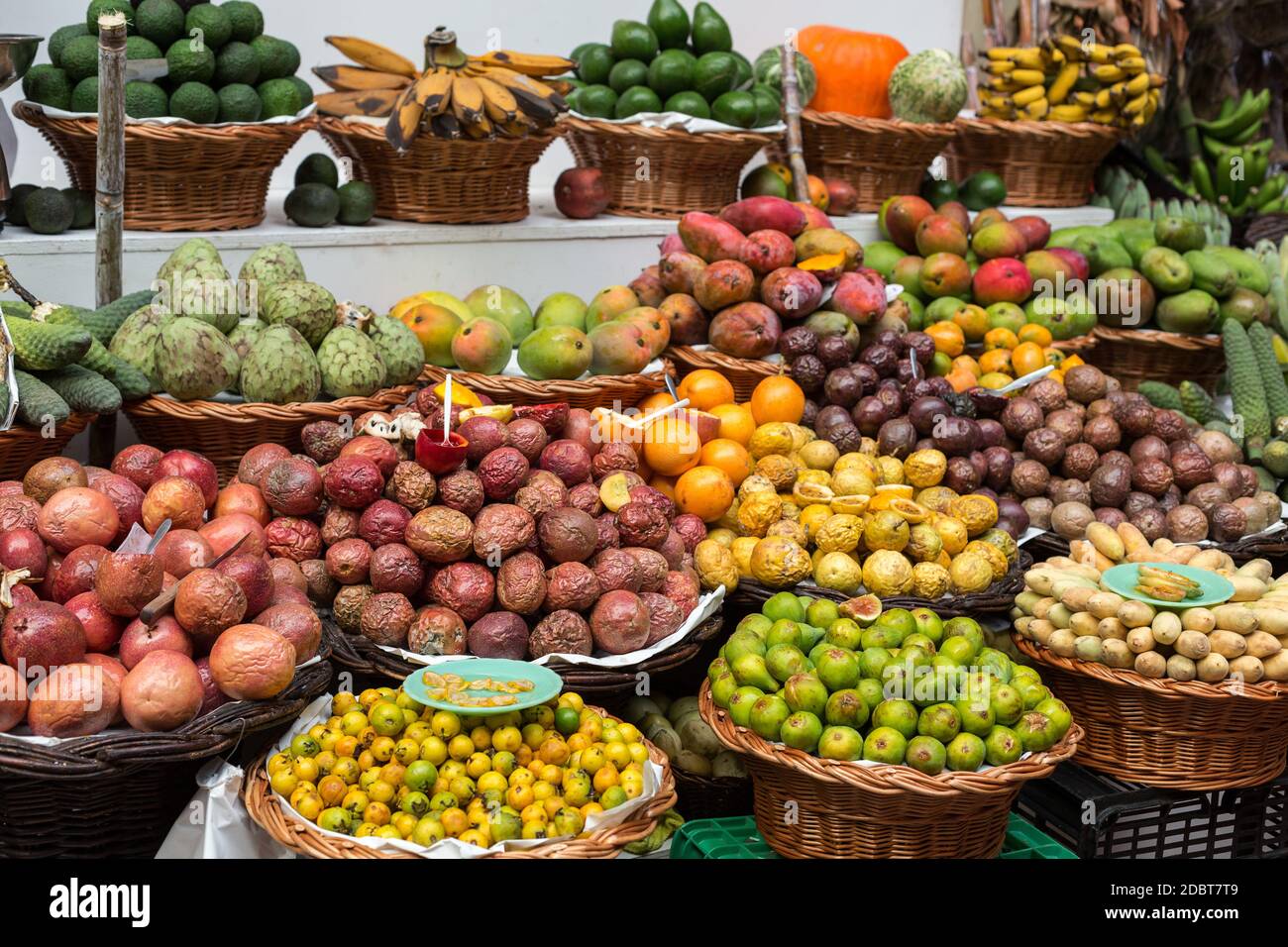 Freschi frutti esotici in Mercado dos Lavradores. Funchal, Madeira, Portogallo Foto Stock