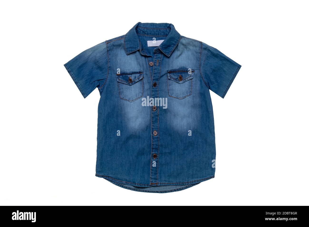 Camicie in denim isolate. Primo piano di una camicia maschile elegante jeans blu sbiadita per bambini isolato su sfondo bianco. Camicia a manica corta moda estiva. Foto Stock