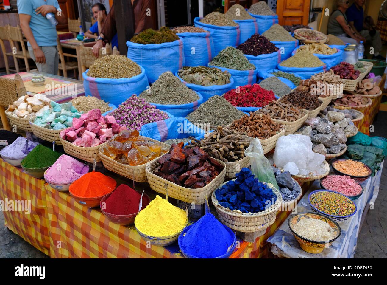 Marocco Marrakech - bancarella colorata di un commerciante di spezie Foto Stock
