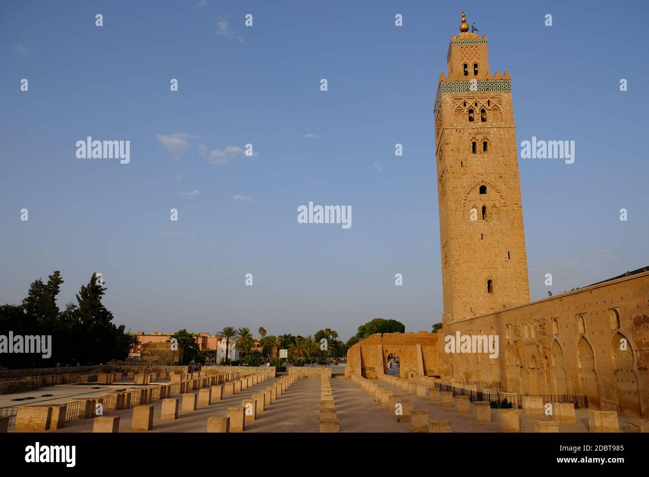 Marocco Marrakech - Moschea Koutoubia vista panoramica al tramonto Foto Stock