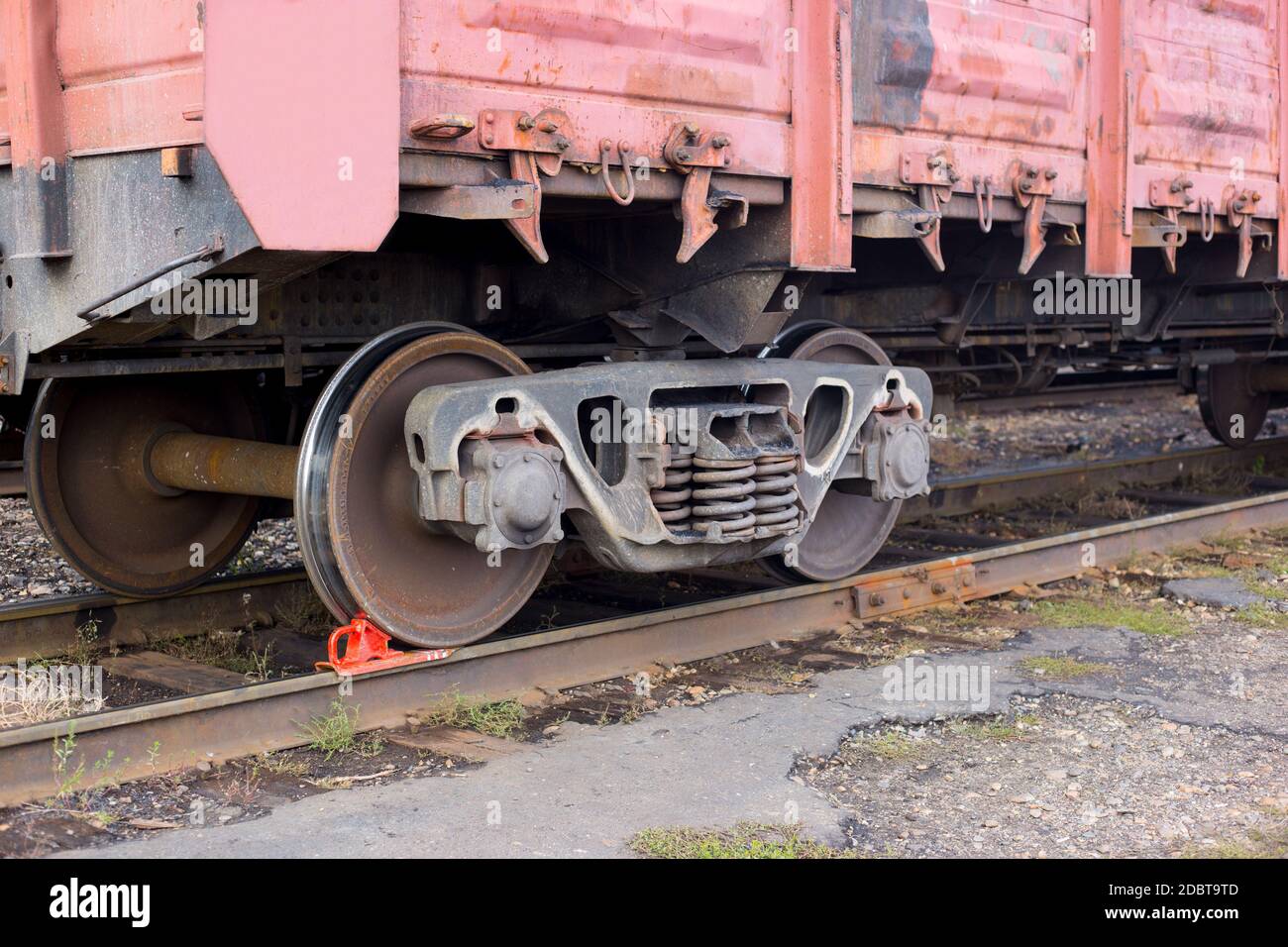Il treno è fermo con un cavalletto. Sfondo ferroviario. Treno merci, tema ferroviario. Sistema di trasporto, servizio di carico. Foto Stock