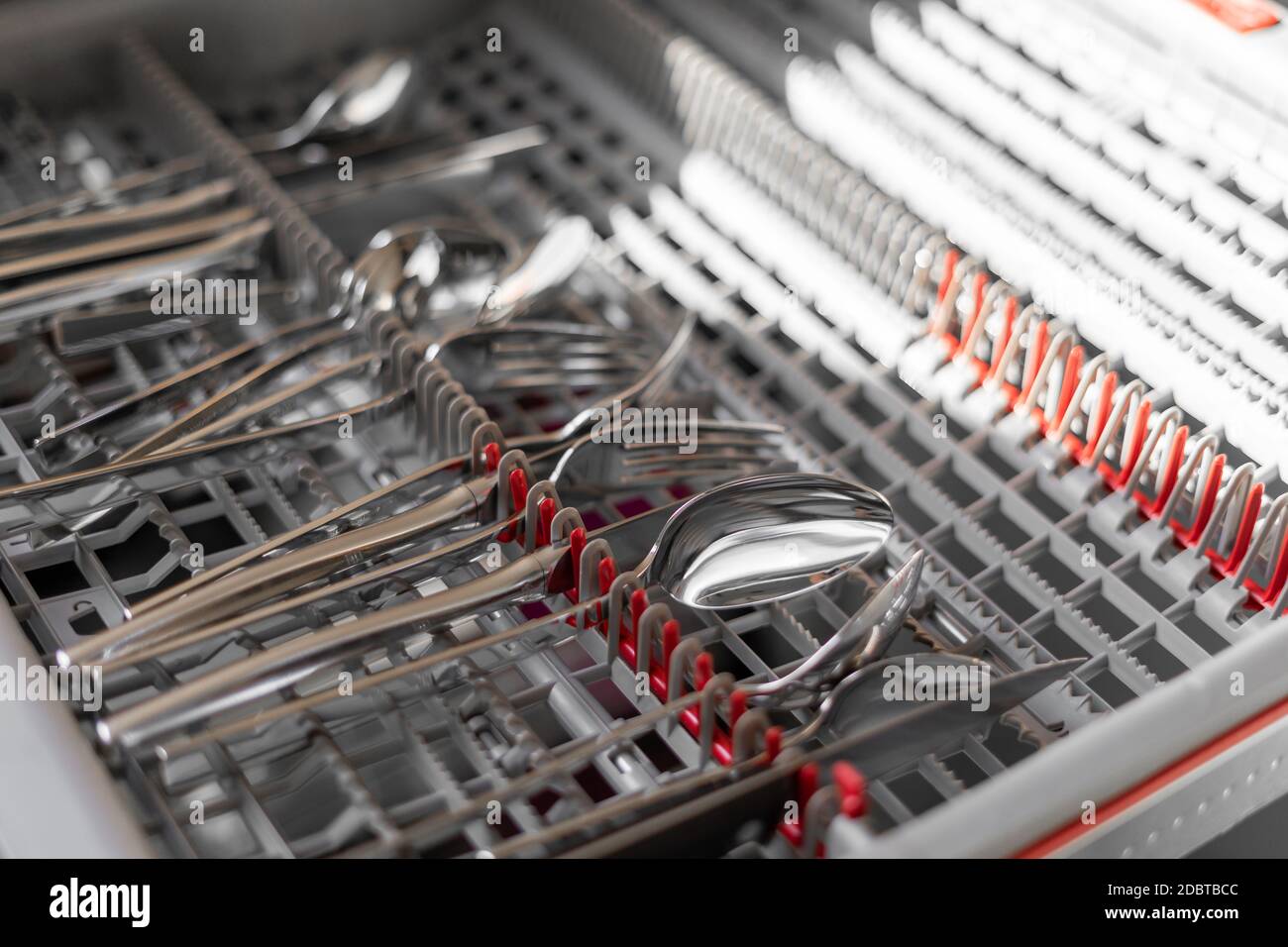 aprire la lavastoviglie in cui è aperto il cassetto posate. forcelle  coltello e cucchiaio per lavare Foto stock - Alamy