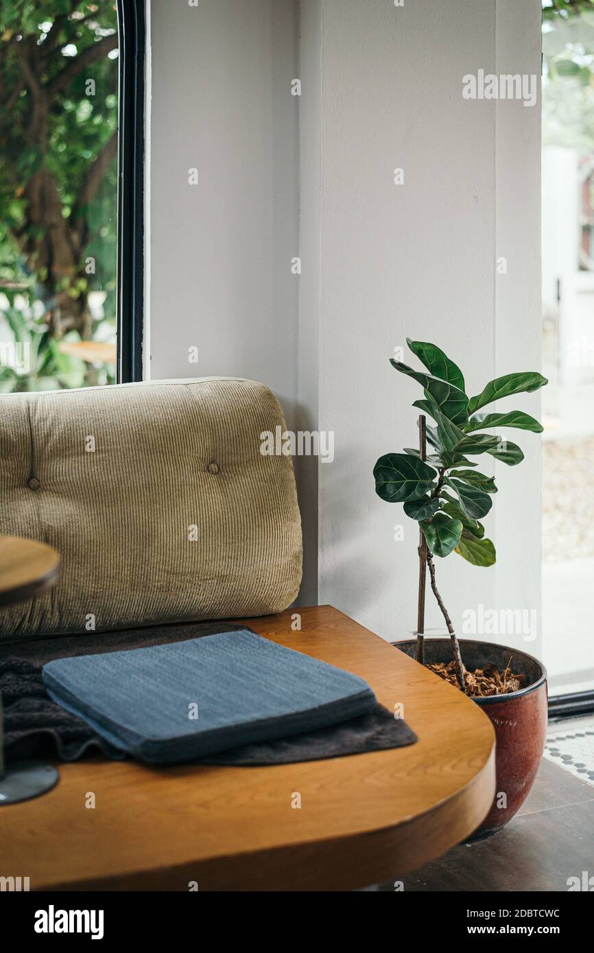 Rustico divano in legno rilassante scena sfondo Foto Stock