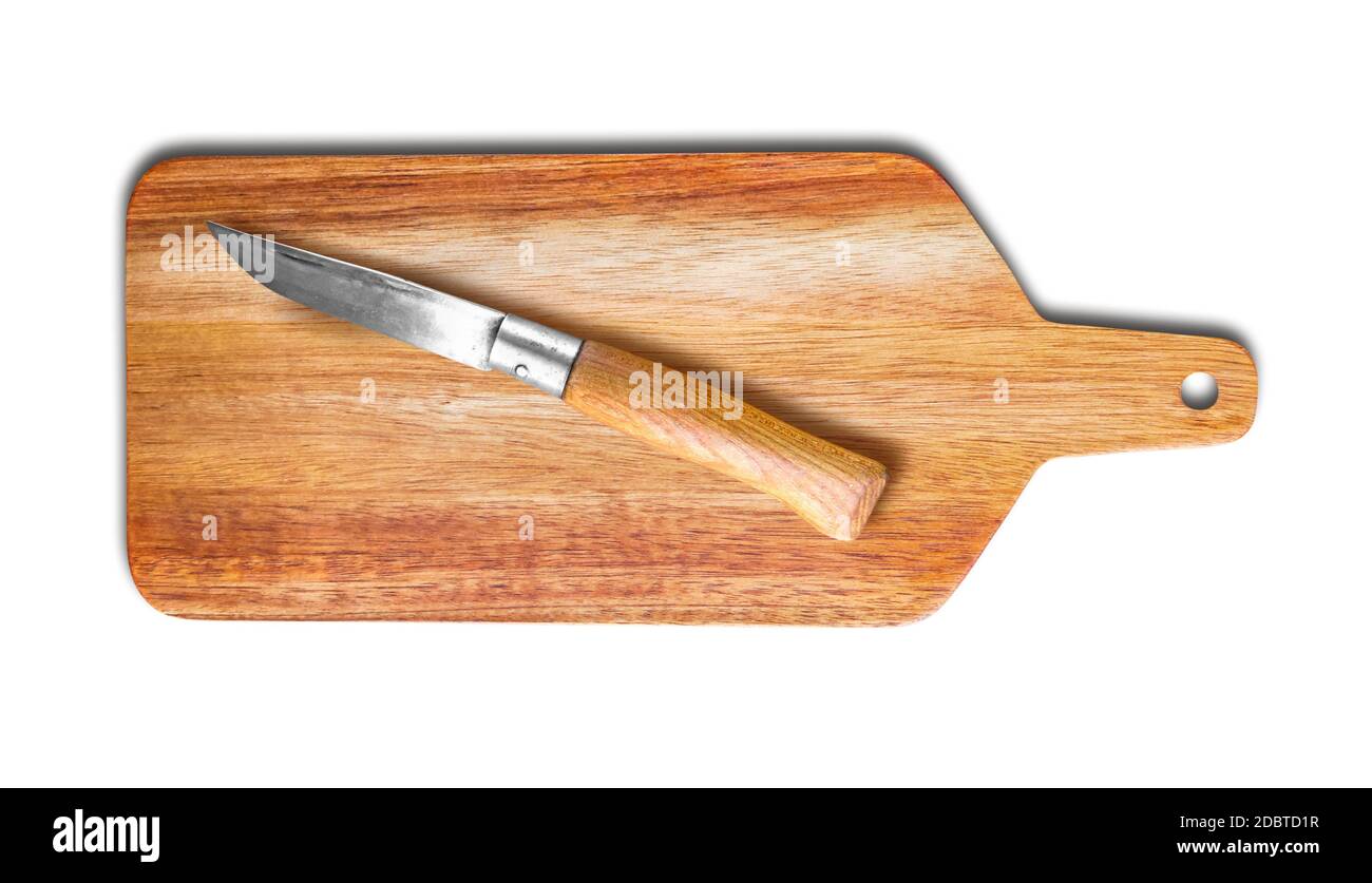 Tagliere in legno e coltello a tasca isolati su sfondo bianco Foto Stock