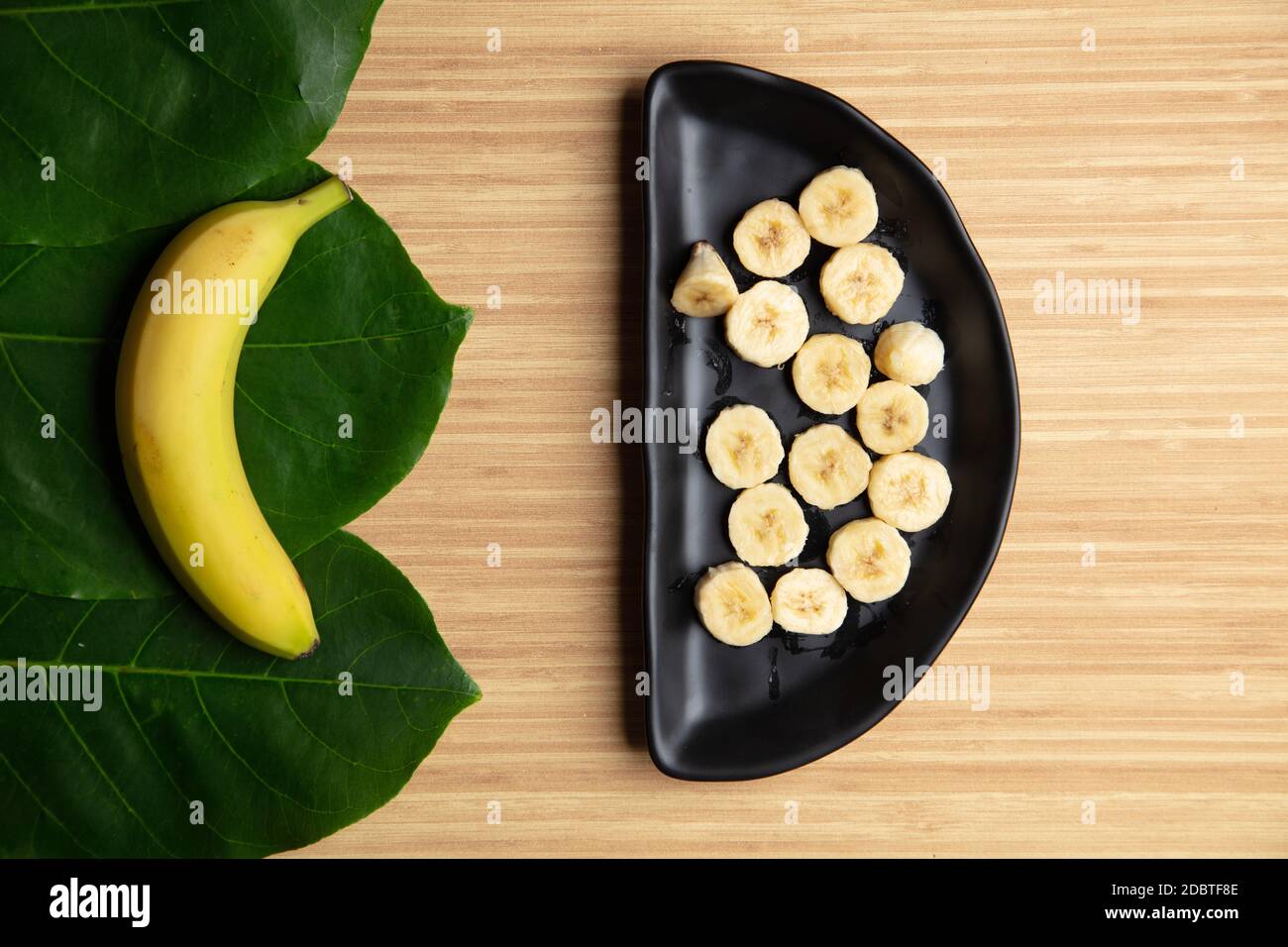 Banana fresca su sfondo naturale Foto Stock