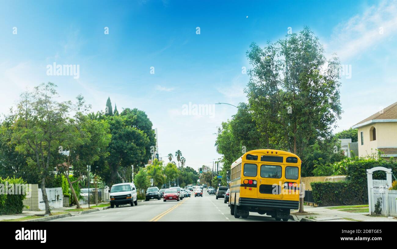 Scuola bus in una Los Angeles quartiere, California Foto Stock