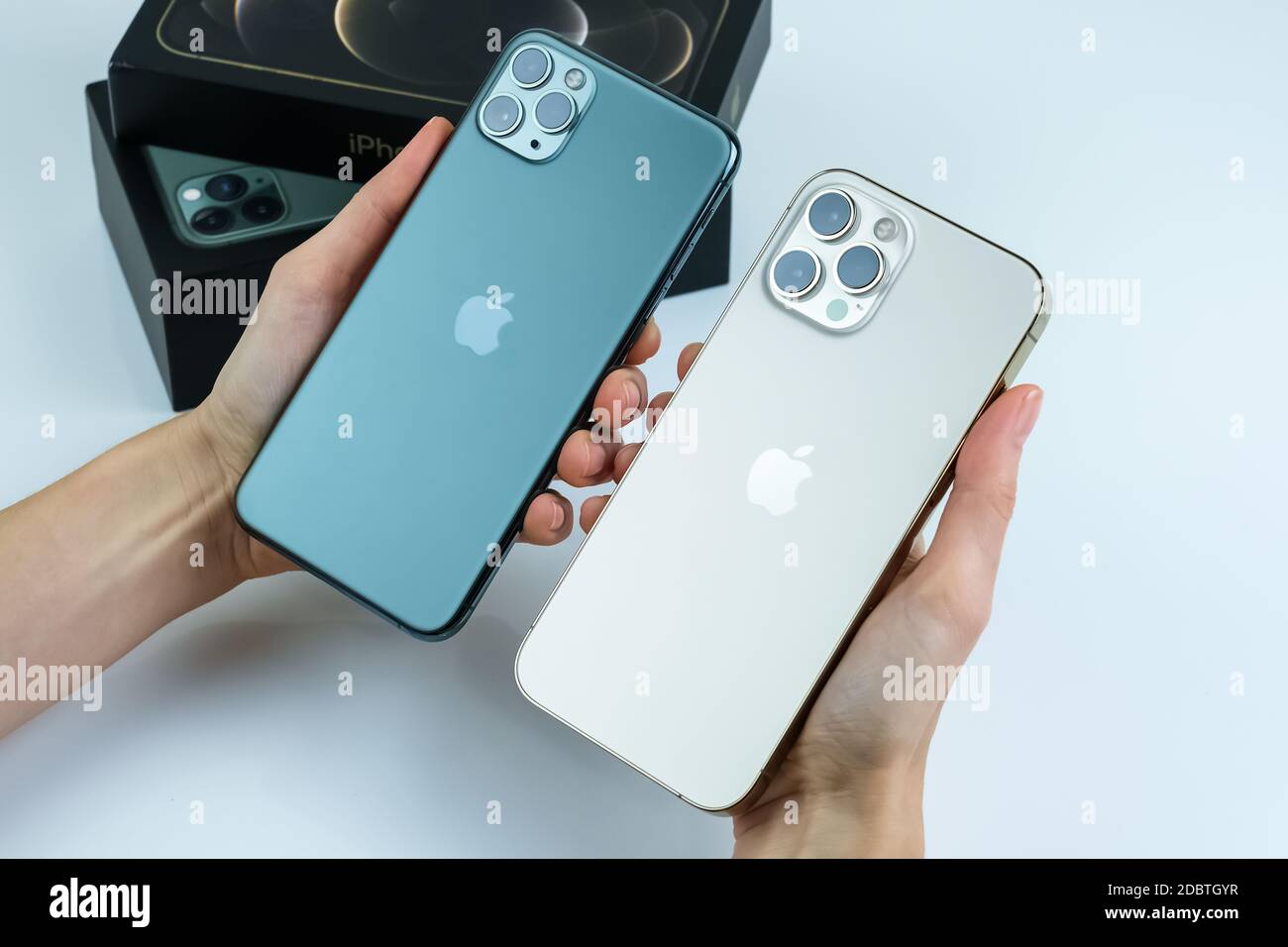 IPhone 12 Pro Max in oro accanto a iPhone 11 Pro Max in colore Midnight  Green Foto stock - Alamy