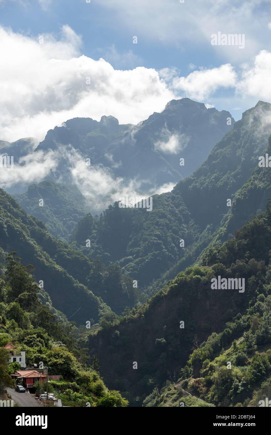 Pico do Arieiro visto dal punto di vista Balcoes, Ribeiro Firo, Madeira, Portogallo Foto Stock