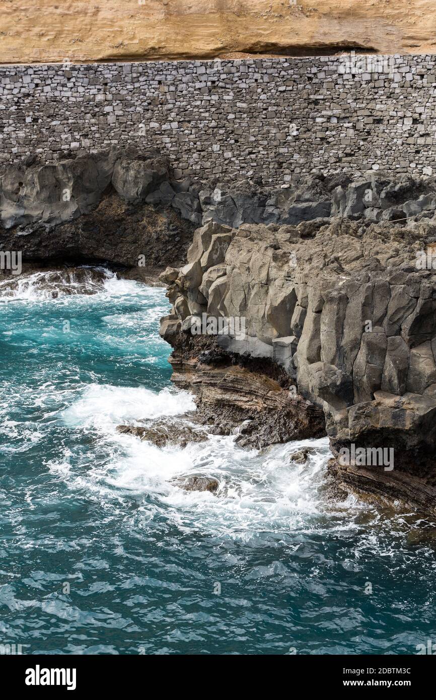 Scogliera lungo la passeggiata a Porto da Cruz su Madeira. Portogallo Foto Stock