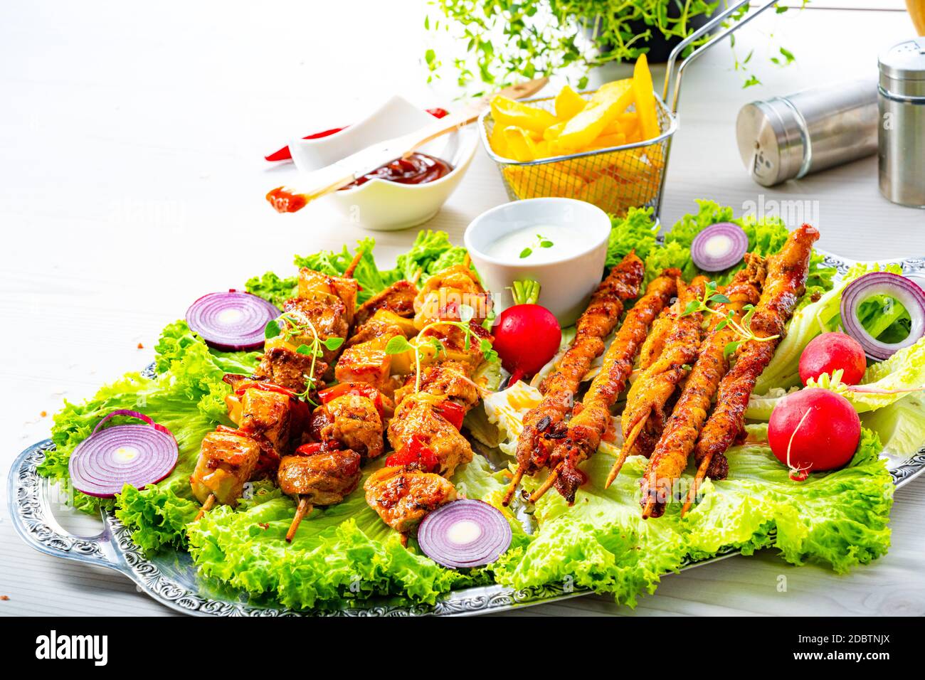 Szaszlyk alla griglia e riares di carne con insalata verde Foto Stock