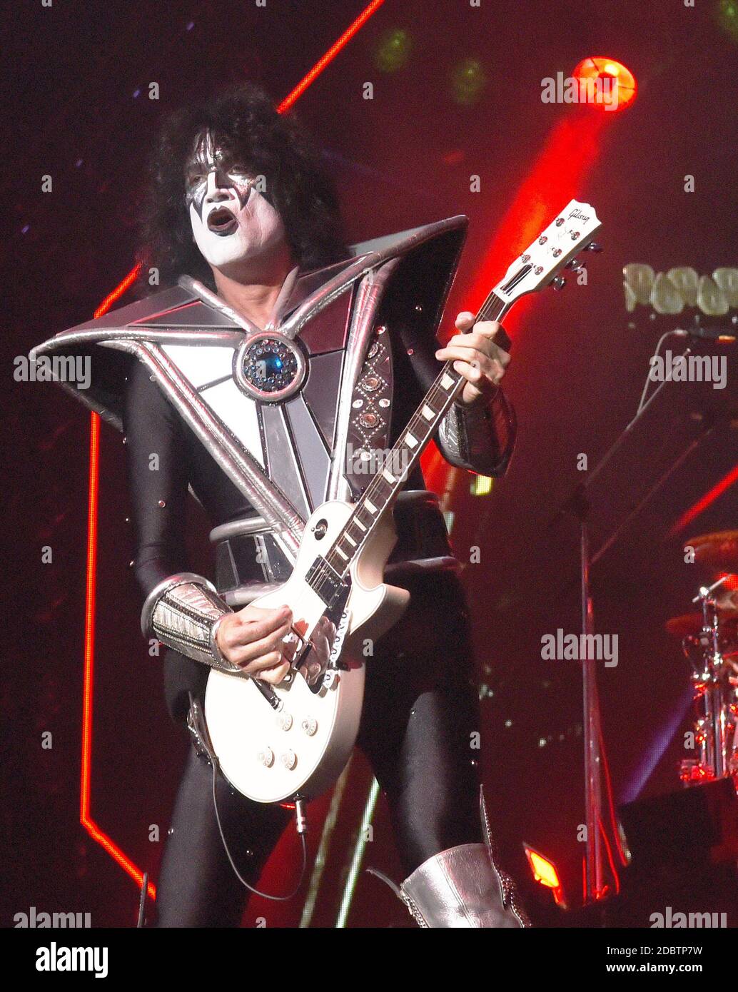 FEBBRAIO 11: Tommy Thayer of KISS si esibisce durante il End of the Road Tour della band presso la Colonial Life Arena di Columbia, South Carolina, il 11 febbraio 2020. CREDITO: Chris McKay / MediaPunch Foto Stock