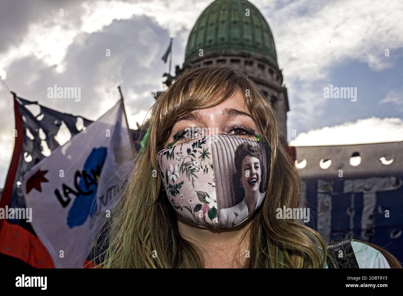 Buenos Aires, capitale federale, Argentina. 17 Nov 2020. Oggi, la Giornata della militanza, nel Congresso della Nazione argentina ha iniziato, dopo mezzogiorno, la sessione in cui si discute la patrimoniale promossa dal governo. Prima della discussione centrale, i deputati del partito al governo e dell'opposizione hanno tenuto diverse croci a causa dell'eccesso di questioni di privilegio, dei tempi di presentazione degli oratori e persino della discussione sulla violazione dei diritti umani in Venezuela. Mentre si trovano nelle vicinanze del Parlamento, manifestanti si riuniscono che sostengono la discussione e possibile Foto Stock
