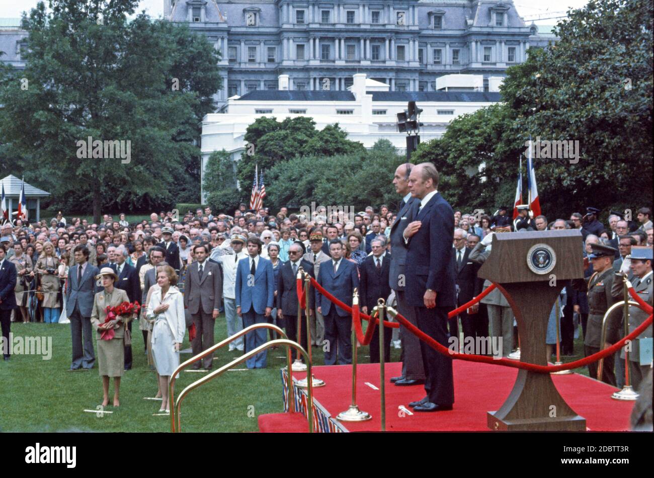 Il presidente degli Stati Uniti Gerald R. Ford, a destra, dà il benvenuto al presidente francese Valéry Giscard d'Estaing, a sinistra, alla Casa Bianca di Washington, DC, per una visita di Stato il 17 maggio 1976. A sinistra si trovano Anne-Aymone Giscard d'Estaing e prima signora Betty Ford.Credit: Arnie Sachs / CNP /MediaPunch Foto Stock