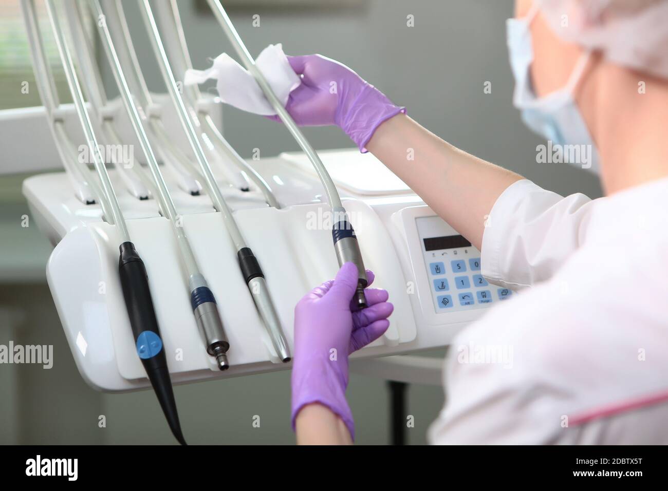 Un infermiere pulisce gli strumenti dentali. Un irriconoscibile photo.The concetto di salute. Copia spazio.Vista dall'alto. Foto Stock
