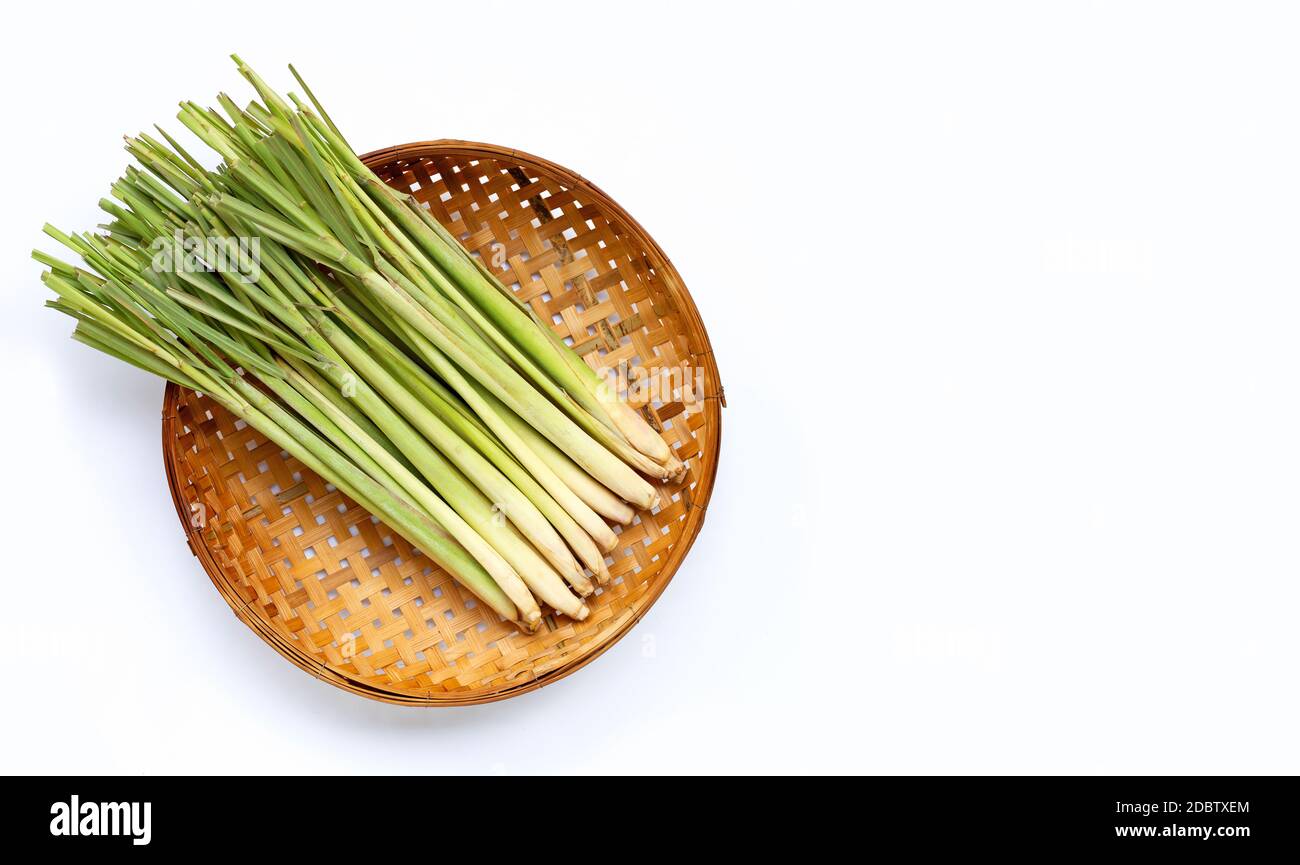 Citronella fresca in legno bambù cesto di trebbiatura su sfondo bianco. Spazio di copia Foto Stock Citronella fresca in legno bambù cesto di trebbiatura su sfondo bianco. Spazio di copia Foto Stock