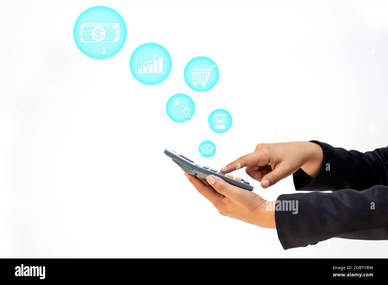 Donne d'affari che detengono calcolatrici e utilizzano calcolatrici, incluse icone finanziarie su sfondo bianco, concetti finanziari e contabilità finanziaria. Foto Stock