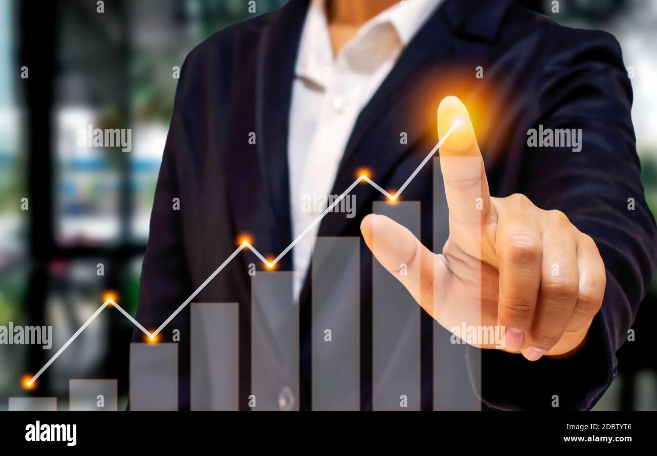 Gli uomini d'affari puntano alla freccia sul grafico, inclusi i piani di crescita futuri dell'azienda, le idee di sviluppo aziendale per un maggiore successo e financi Foto Stock