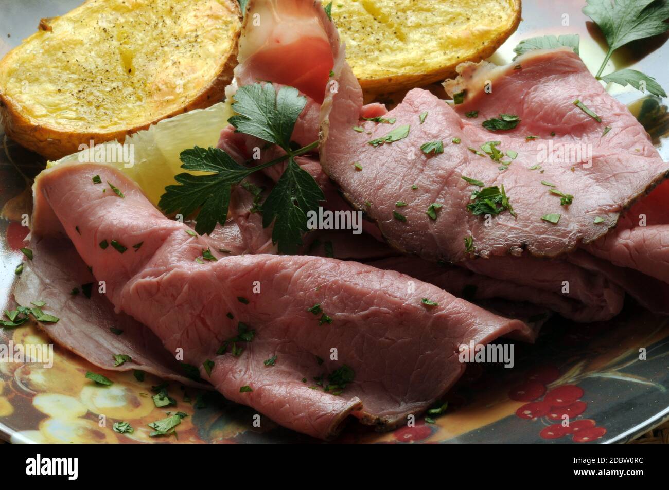 Arrosto di manzo con patate arrosto e limone Foto Stock