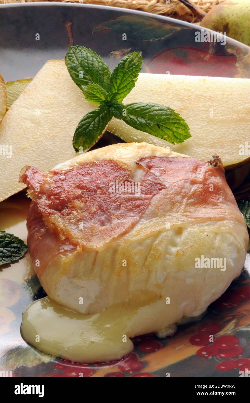 Formaggio italiano tradizionale tomo con pancetta Foto Stock