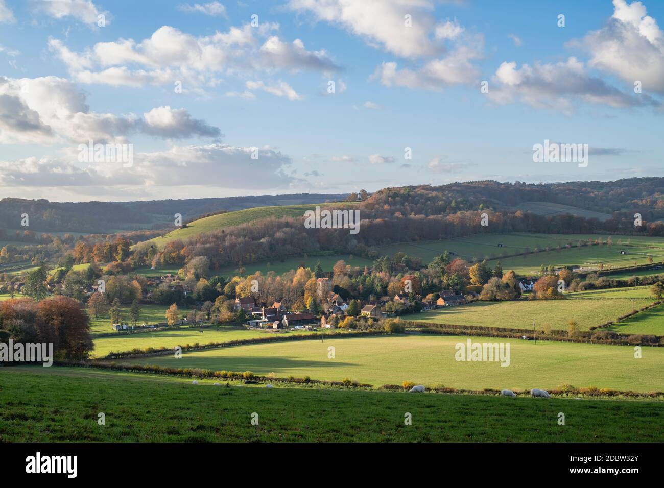 Nel tardo pomeriggio sole autunnale che si affaccia sul villaggio di Fingest nella valle di Hambleden. Fingest, Buckinghamshire, Inghilterra Foto Stock