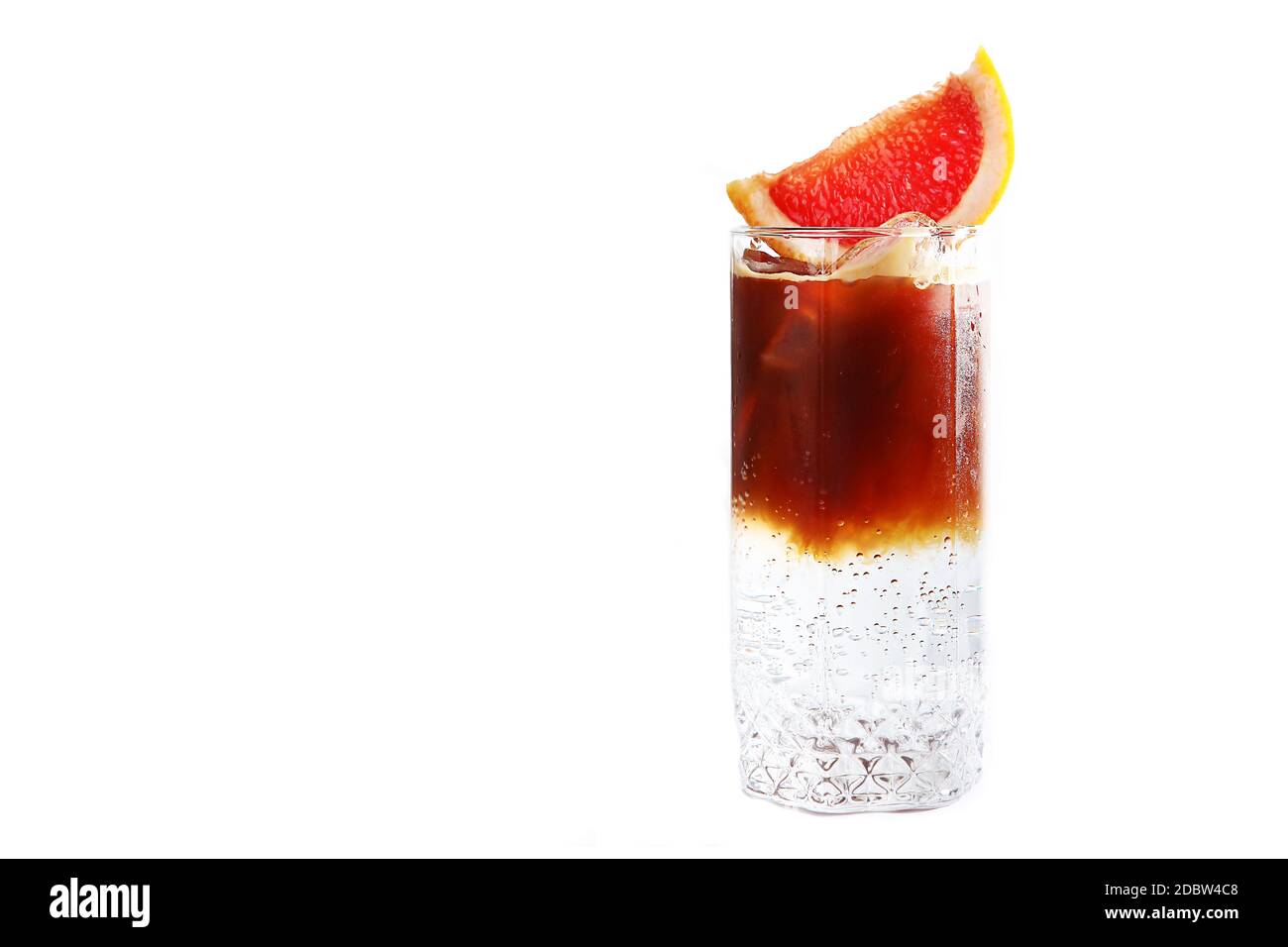 Bevanda analcolica a base di caffè e acqua minerale. Un pezzo di pompelmo sulla parte superiore. Una bevanda dissetante. Spazio di copia. Foto Stock