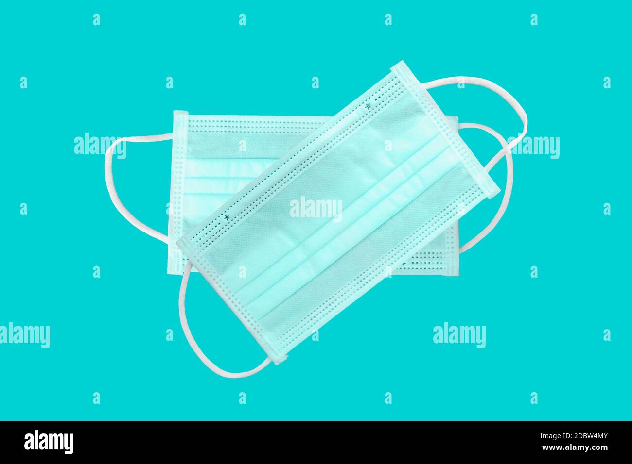 Maschera per protezione da virus e chirurgia, con un cinturino in gomma su sfondo blu con il tracciato di ritaglio. Concetti antibatterici e antivirus Foto Stock