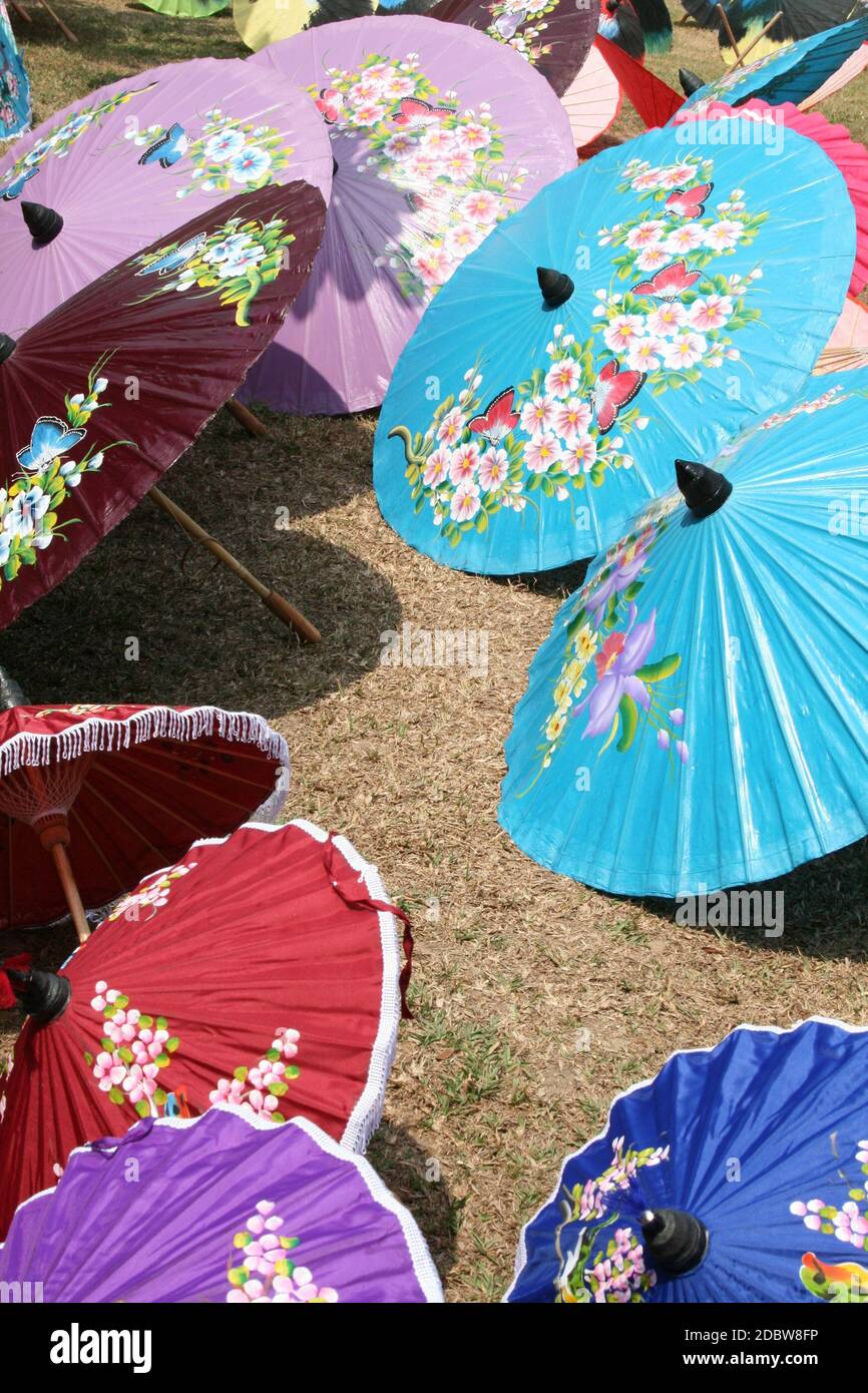 Herstellung von Sonnenschirmen in Thailandia Foto Stock