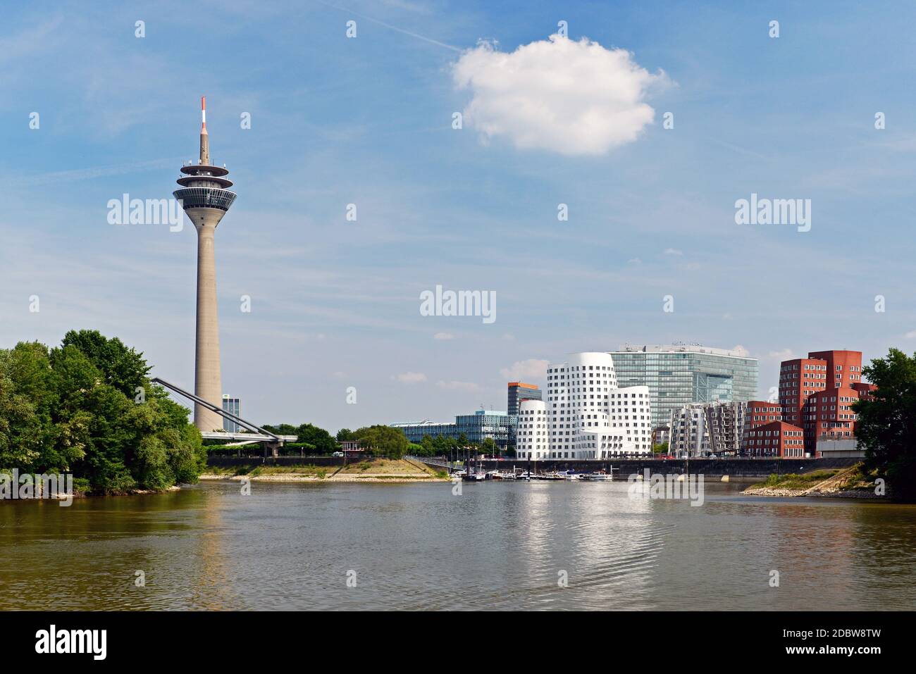 DÃ¼sseldorf porta multimediale con edifici Gehry e torre televisiva Foto Stock