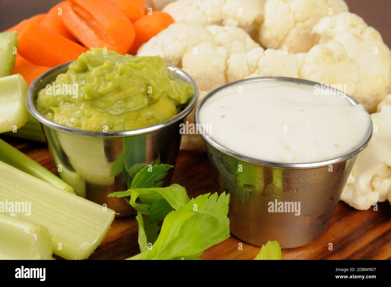 Cavolfiore, bastoni di sedano e carote con guacamole e ranch Foto Stock