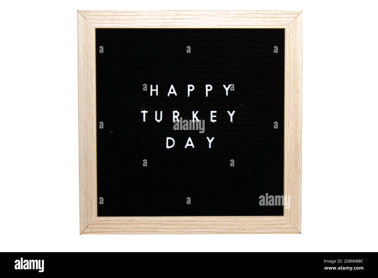 Un segno nero con una cornice di uccello che dice Happy Turkey Day in lettere bianche su uno sfondo bianco puro Foto Stock