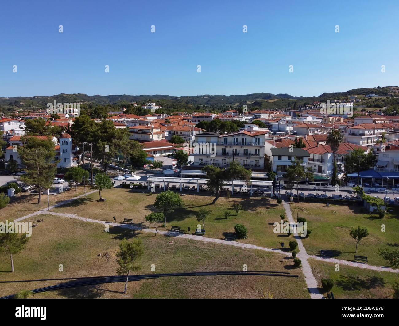 CHALKIDIKI, Grecia villaggio costiero paesaggio drone colpo. Vista aerea di Hanioti o Chaniotis sulla penisola di Kassandra con edifici bassi e taverna r Foto Stock