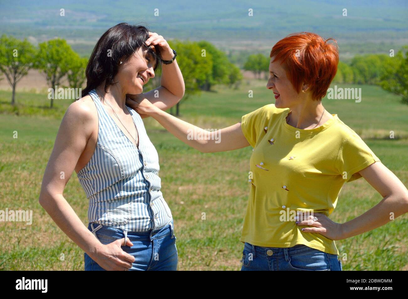Due donne russe che parlano tra loro e ridono sinceramente con i denti. Foto Stock