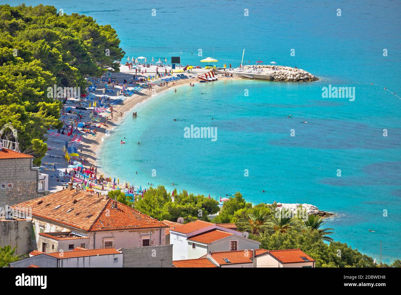 Città di Baska Voda spiaggia e vista sul mare, Makarska riviera in Dalmazia, Croazia Foto Stock