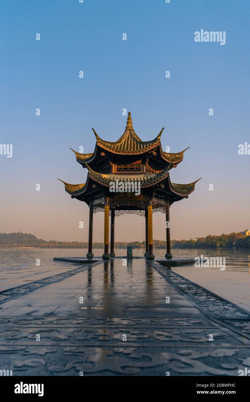 Il padiglione jixiano, il punto di riferimento del Lago Ovest a Hangzhou, Cina. Foto Stock