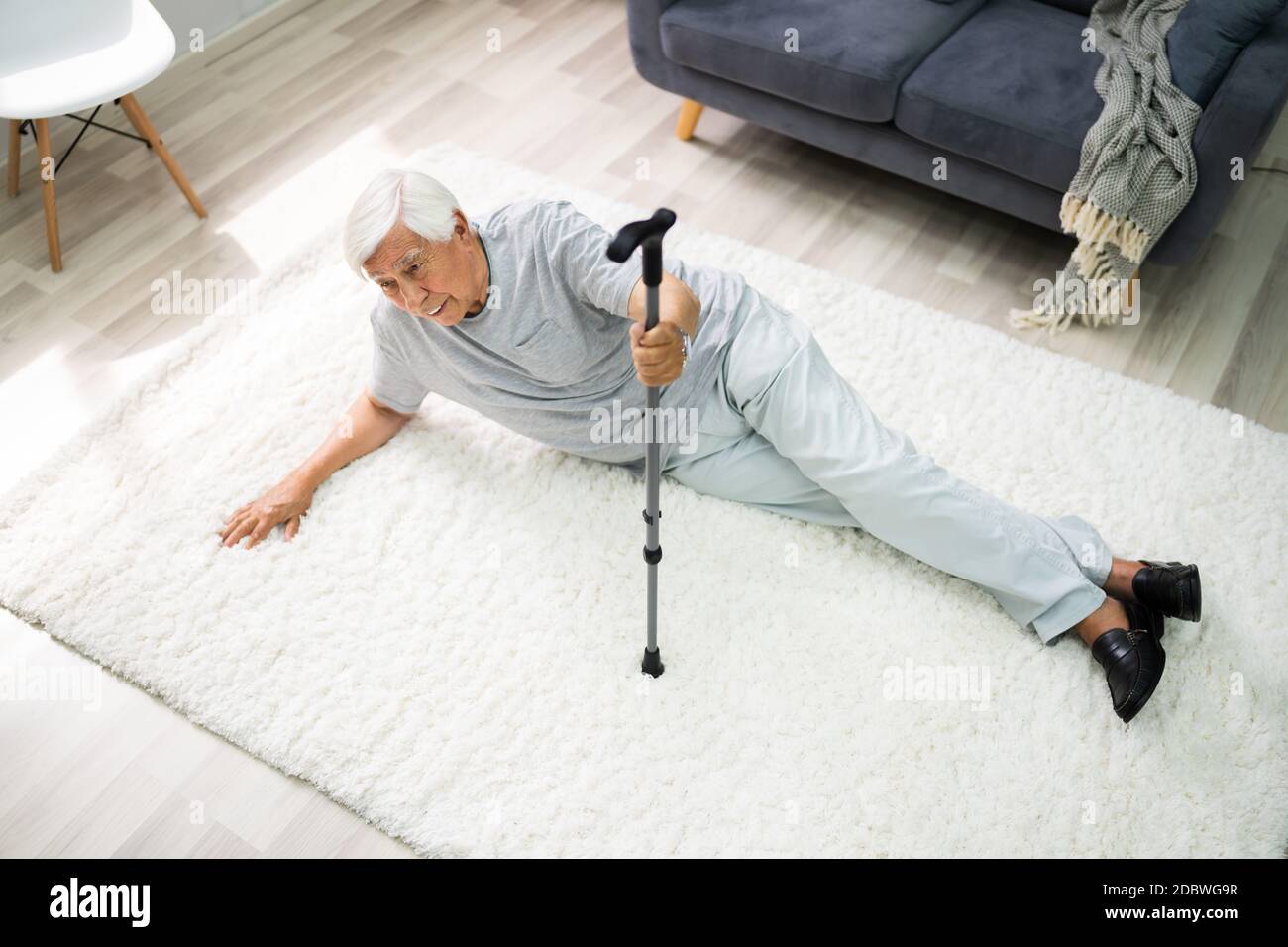 Anziano uomo anziano scivolamento e caduta. Caduto anziano Foto Stock