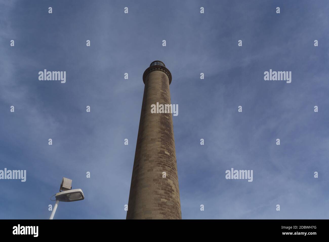 Faro di Faro de Maspalomas su Gran Canaria di fronte al cielo blu, Meloneras, Playa del Ingles. Foto Stock