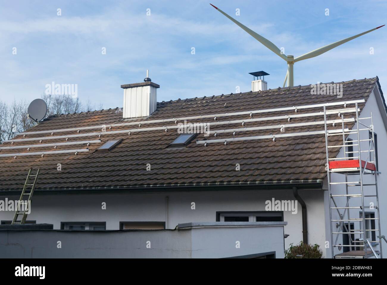 Impianto fotovoltaico, pannelli solari sono montati sul tetto Foto Stock