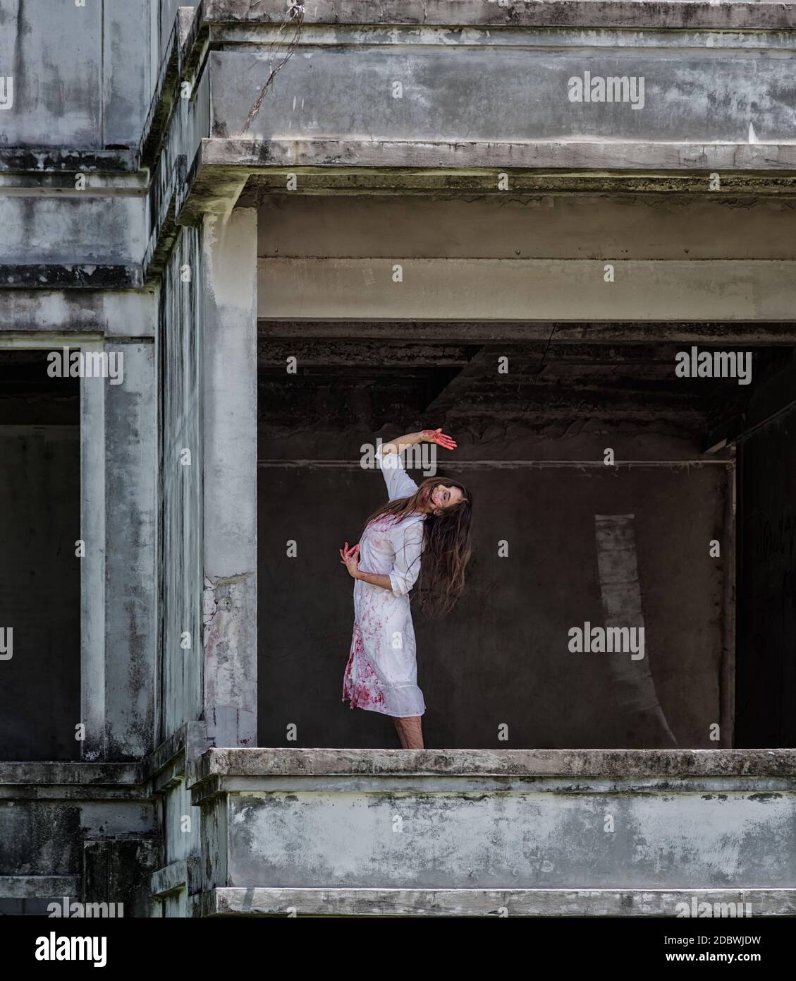 Omicidio di donna fantasma di Zombie con ballo di stand sanguinoso su edificio abbandonato, concetto di Halloween Foto Stock