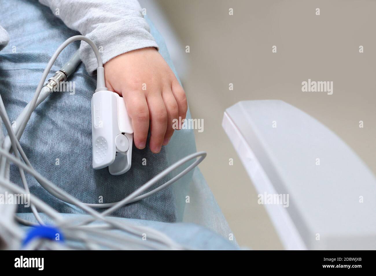 Sensore del battito cardiaco sul dito di un bambino. Funzionamento in anestesia generale. Una foto irriconoscibile. Spazio di copia. Foto Stock