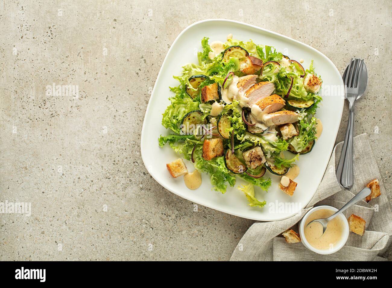 Insalata di pollo. Insalata Caesar di pollo. Caesar Salad con pollo alla griglia e crostini. Petto di pollo alla griglia e insalata verde fresca Foto Stock