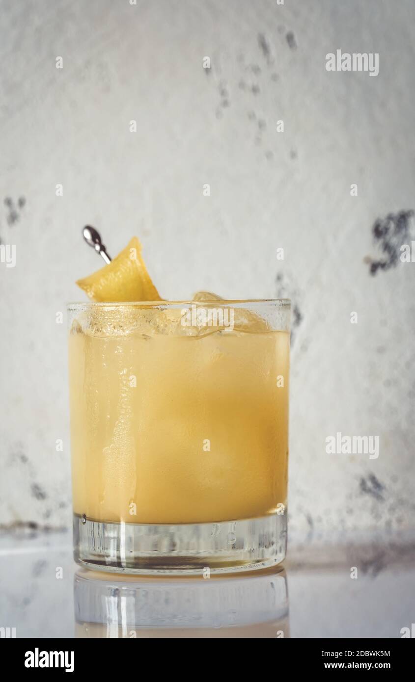 Bicchiere di cocktail di penicillina su sfondo bianco Foto Stock