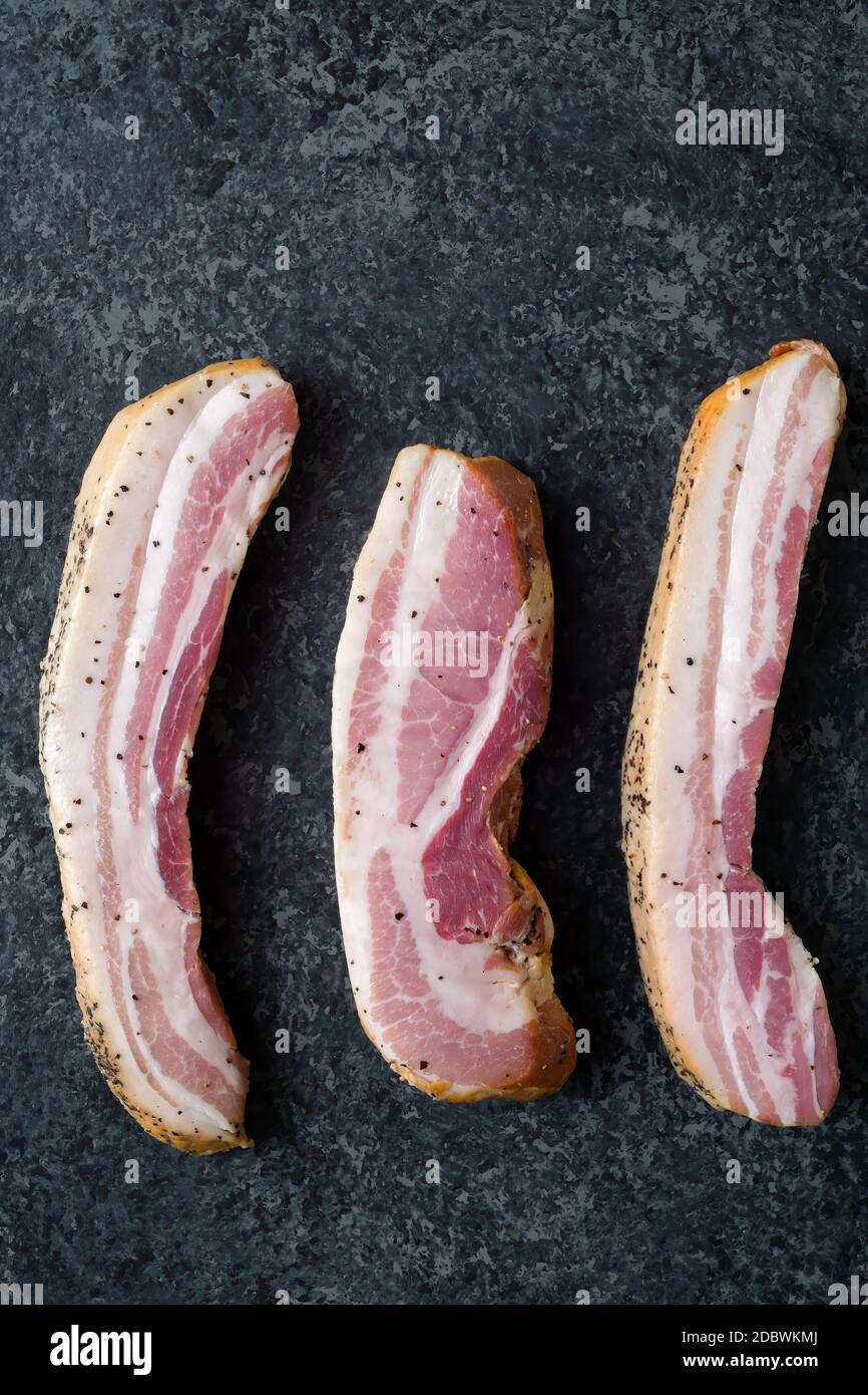primo piano di rustica pancetta italiana cruda non cotti portare home il concetto di bacon Foto Stock