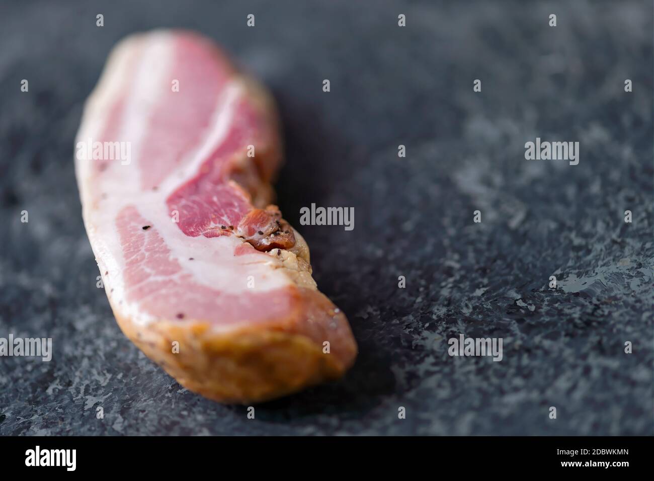 primo piano di rustica pancetta italiana cruda non cotti portare home il concetto di bacon Foto Stock