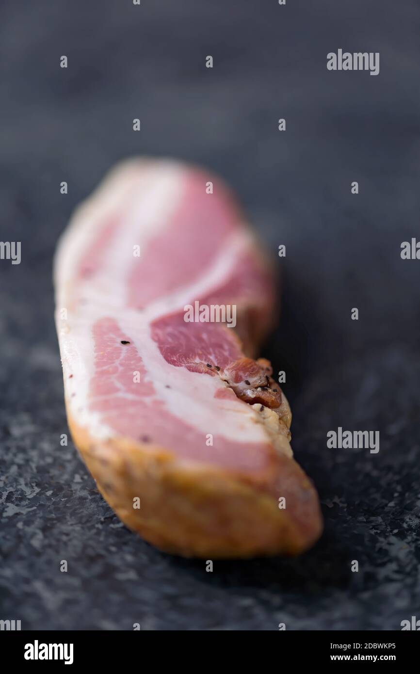 primo piano di rustica pancetta italiana cruda non cotti portare home il concetto di bacon Foto Stock