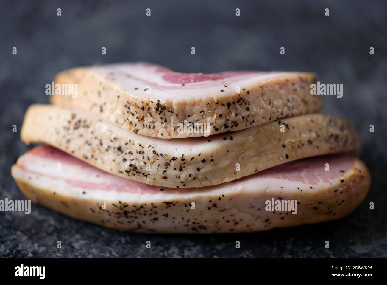 primo piano di rustica pancetta italiana cruda non cotti portare home il concetto di bacon Foto Stock