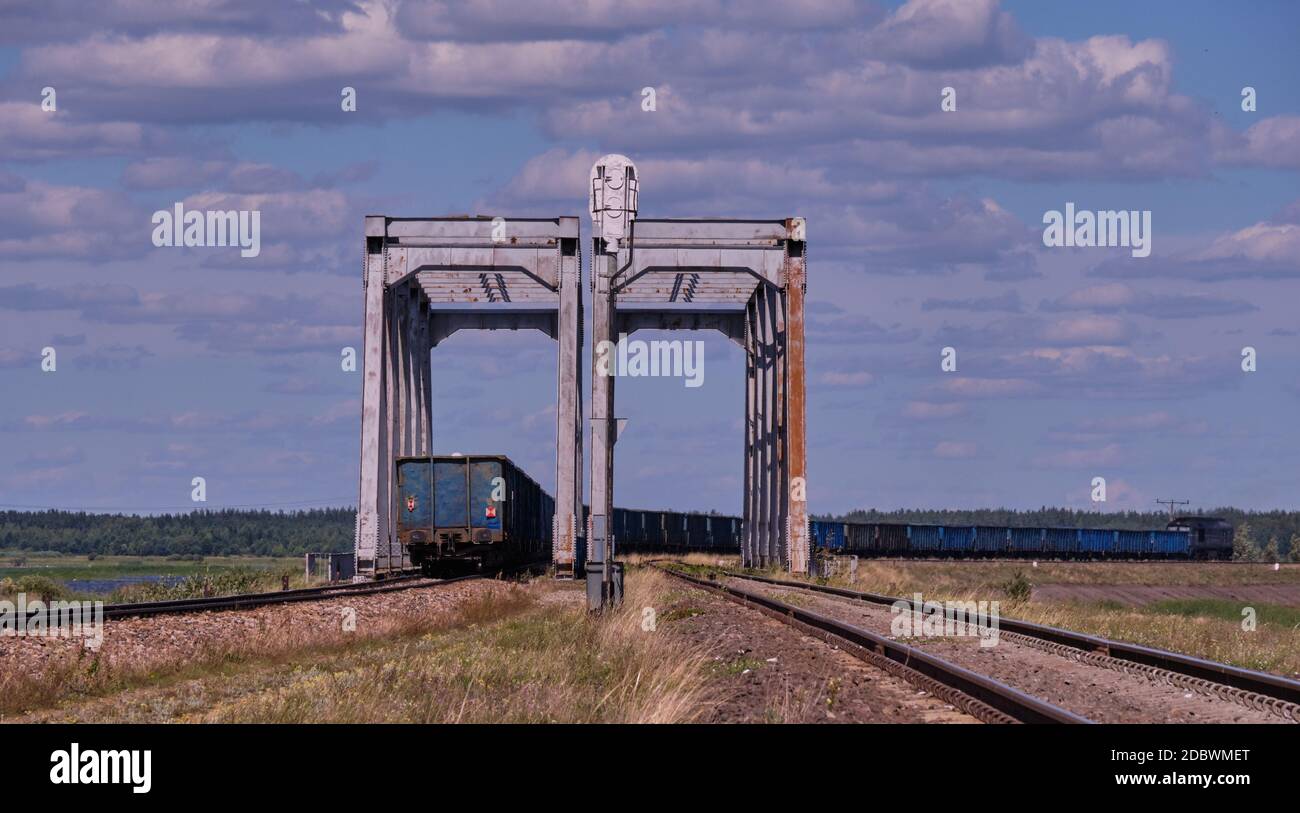 Ponte ferroviario doppio contro il cielo blu in estate e in partenza treno merci, Podlasie Regione, Polonia, Europa Foto Stock